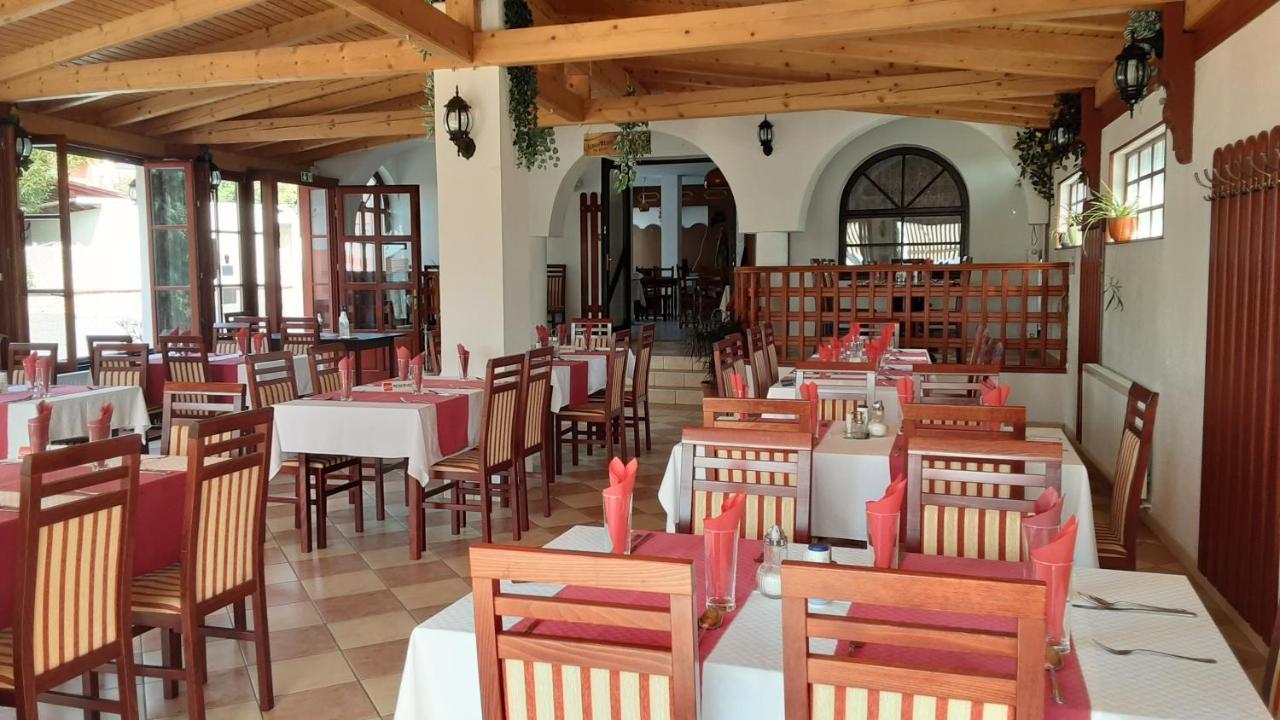 Готель Pannon Panzio Restaurant Поннонголма Екстер'єр фото